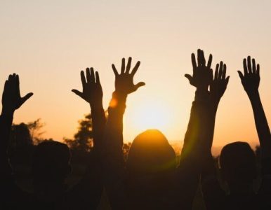 cropped-mano-brazo-gente-que-levanta-arriba-muestra-poder-fuerte-fondo-cielo_43284-1250